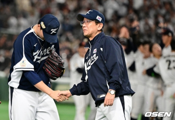 정해영(왼쪽)이 19일 일본 도쿄돔에서 열린 일본과 2023 APBC 결승전에서 패전 투수가 된 후 최일언 투수코치와 인사를 나누고 있다.