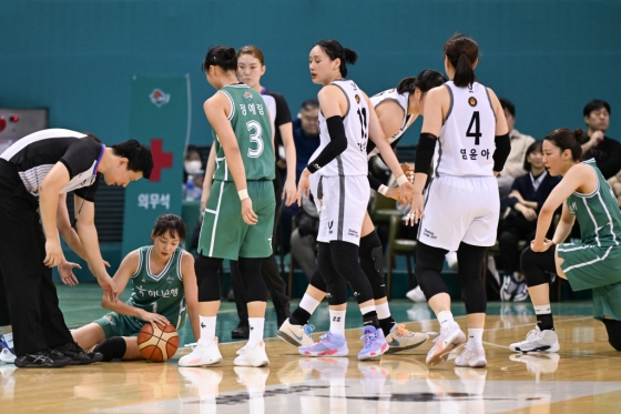 KB-하나원큐 경기 모습. /사진=WKBL 제공