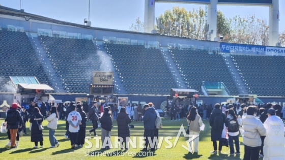 외야 곳곳에 설치된 푸드트럭을 이용하고 있는 두산 팬들. /사진=안호근 기자