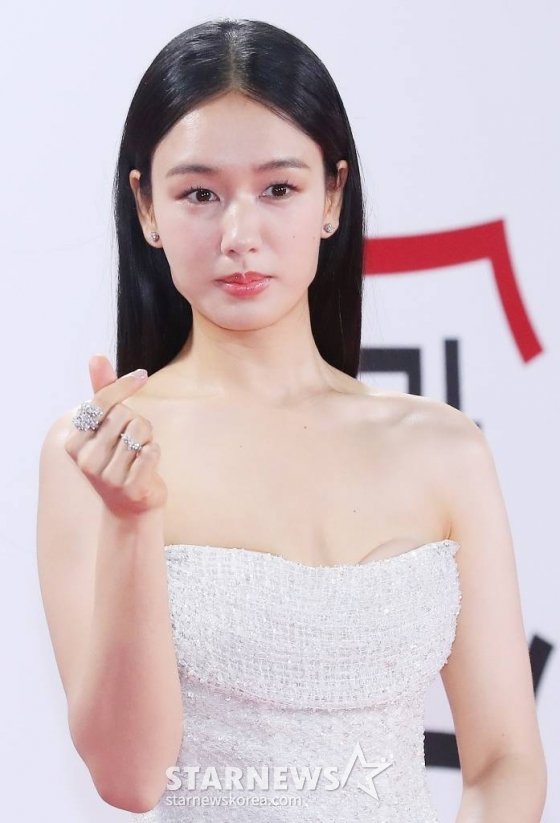 배우 안은진이 24일 오후 서울 영등포구 여의도동 KBS 신관홀에서 진행된 &#039;제44회 청룡영화상&#039; 레드카펫 행사에 참석해 포즈를 취하고 있다. 2023.11.24 /사진=김창현