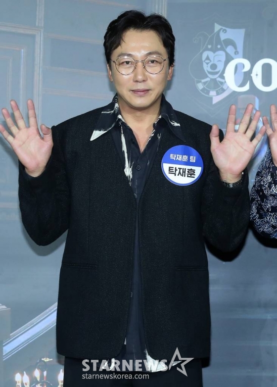 가수 탁재훈이 27일 오후 서울 성동구 메가박스 성수에서 진행된 넷플릭스 예능 '코미디 로얄' 제작발표회에 참석해 포즈를 취하고 있다. '코미디 로얄'은 K-코미디를 대표하는 20인이 넷플릭스 단독 쇼 런칭 기회를 두고 나이, 경력, 계급장 떼고 붙은 웃음 배틀 예능이다. 오는 28일 공개. 2023.11.27 /사진=김창현