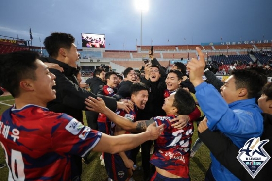 기뻐하는 김천 상무 선수들. /사진=한국프로축구연맹
