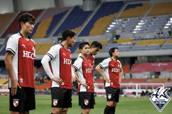 아쉬워하는 부산 아이파크 선수들. /사진=한국프로축구연맹