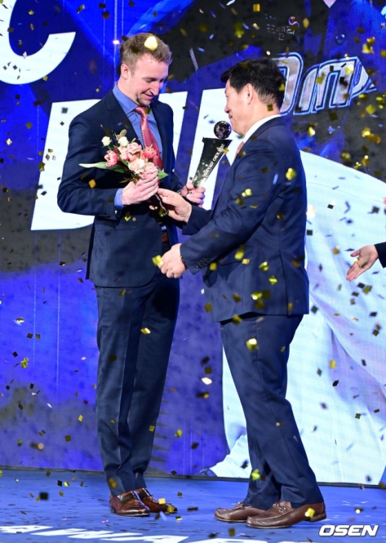허구연(오른쪽) KBO 총재와 페디.
