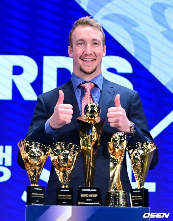 NC 에릭 페디가 27일 열린 2023 KBO 시상식에서 자신의 트로피 앞에서 포즈를 취하고 있다. 