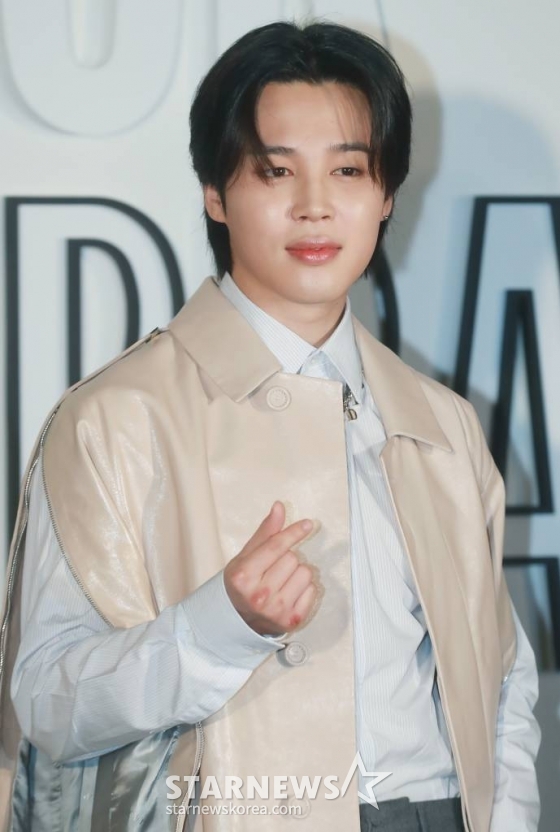방탄소년단(BTS) 지민이 1일 오후 서울 성동구 디올(DIOR) 성수 스토어에서 진행된 &#039;LADY DIOR CELEBRATION&#039; 전시회 포토콜에 참석해 포즈를 취하고 있다. /2023.09.01 /사진=이동훈
