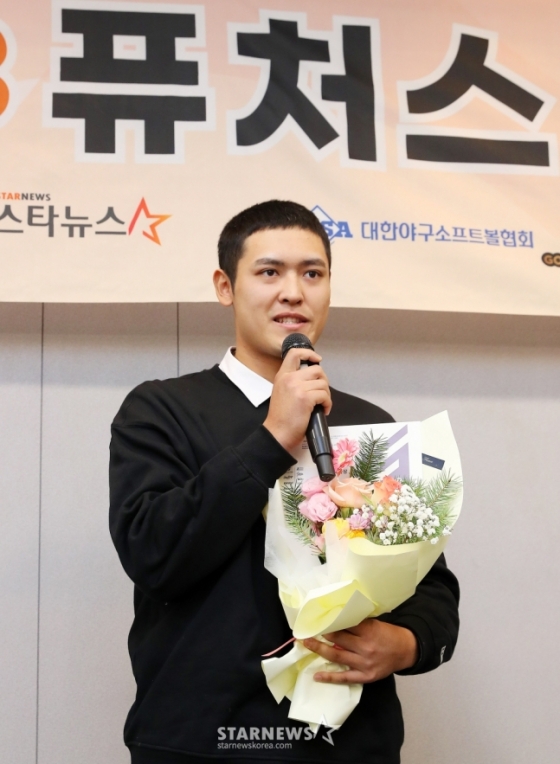 경기상고 한지윤이 28일 오후 서울 종로구 광화문 빌딩에서 진행된 스타뉴스 주최 &#039;2023 퓨처스 스타대상&#039;에서 야구 스타상을 수상한 뒤 소감을 말하고 있다. /사진=김창현 기자 