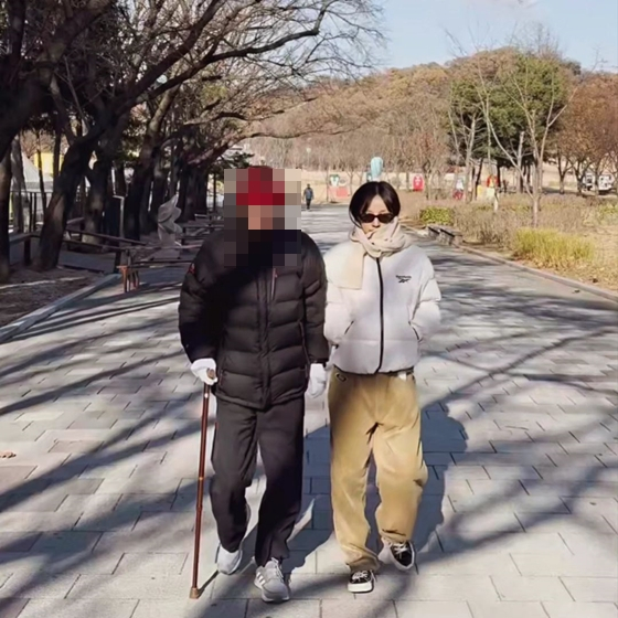 가수 이효리가 아버지와 산책 중인 모습./사진=이효리 친언니 인스타그램