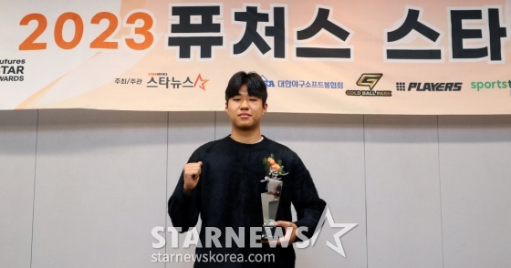 오산고 강주혁이 28일 오후 서울 종로구 광화문 빌딩에서 진행된 글로벌 스포츠·연예 콘텐츠 미디어 스타뉴스 주최 &#039;2023 퓨처스 스타대상&#039;에서 축구 스타상을 수상한 뒤 포즈를 취하고 있다. /사진=김창현 기자