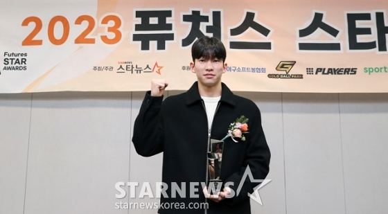 충남 신평고 정마호가 28일 오후 서울 종로구 광화문 빌딩에서 진행된 글로벌 스포츠·연예 콘텐츠 미디어 스타뉴스 주최 &#039;2023 퓨처스 스타대상&#039;에서 축구 스타대상을 수상한 뒤 포즈를 취하고 있다. /사진=김창현 기자