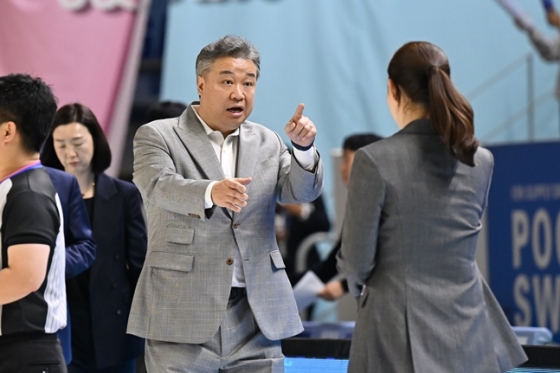 임근배 삼성생명 감독(왼쪽)-박정은 BNK 감독. /사진=WKBL