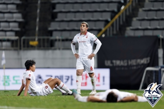 아쉬워하는 부천FC 선수단. /사진=한국프로축구연맹 제공