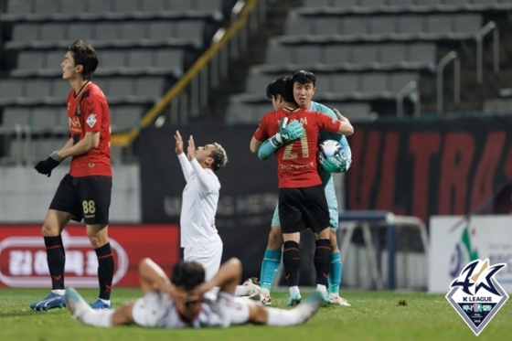 기뻐하는 경남FC 선수단(빨간색 유니폼). /사진=한국프로축구연맹 제공