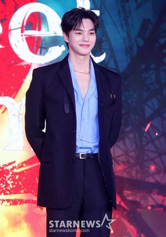 배우 송강이 30일 오전 서울 성동구 에스팩토리에서 진행된 넷플릭스 시리즈 &#039;스위트홈 시즌2&#039; 제작발표회에 참석해 포즈를 취하고 있다.  &#039;스위트홈 시즌2&#039;는 욕망이 괴물이 되는 세상, 그린홈을 떠나 새로운 터전에서 살아남기 위해 각자의 사투를 벌이는 현수와 그린홈의 생존자들 그리고 또 다른 존재의 등장과 알 수 없는 미스터리한 현상들까지 새로운 욕망과 사건, 사투를 그린 넷플릭스 시리즈다. 12월 1일 공개. 2023.11.30 /사진=김창현