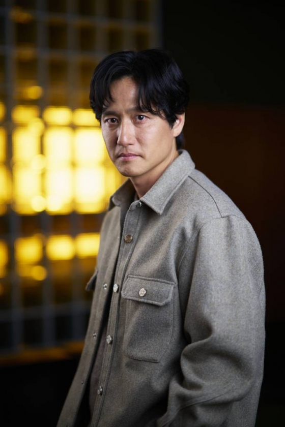 배우 박해준이 24일 오전 서울 종로구의 한 카페에서 진행된 영화 &#039;서울의 봄&#039; 개봉 인터뷰를 위해 포즈를 취하고 있다.  &#039;서울의 봄&#039;은 1979년 12월 12일 수도 서울에서 일어난 신군부 세력의 반란을 막기 위한 일촉즉발의 9시간을 그린 영화다. / 사진제공 = 플러스엠 엔터테인먼트 /사진=김창현