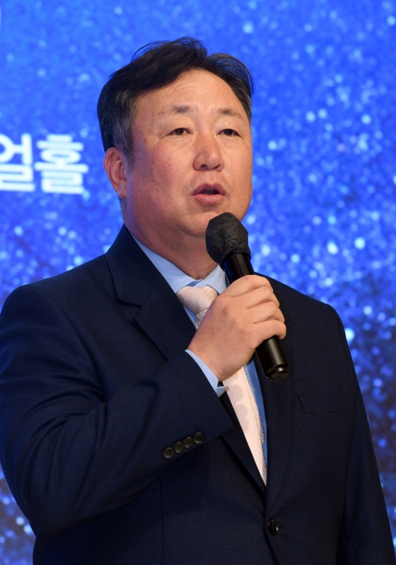 차명석 LG 트윈스 단장이 30일 &#039;2023 프로야구 스포츠서울 올해의 상&#039; 시상식에서 올해의 프런트상을 수상하고 인터뷰하고 있다. /사진제공=스포츠서울