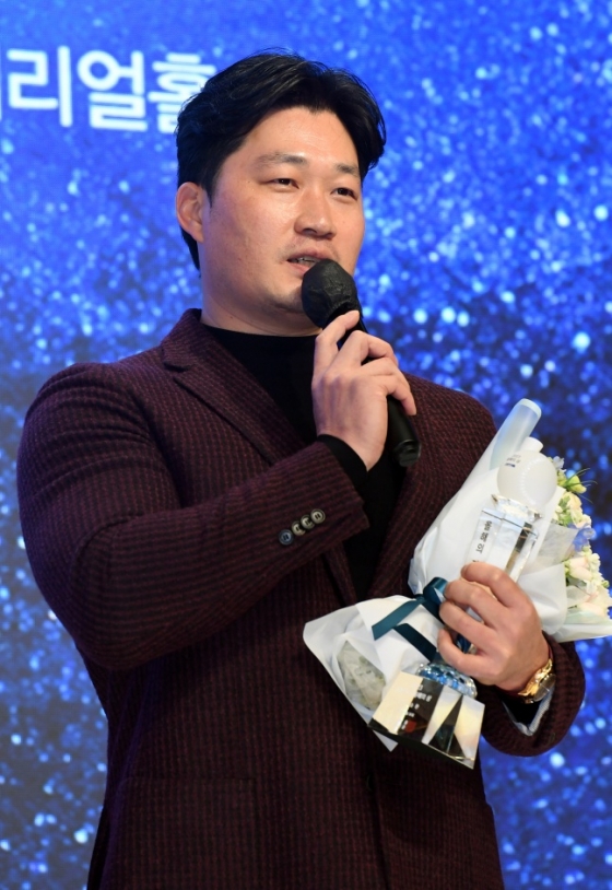 오승환이 11월 30일 &#039;2023 프로야구 스포츠서울 올해의 상&#039; 시상식에서 올해의 기록상을 수상하고 인터뷰하고 있다. /사진제공=스포츠서울