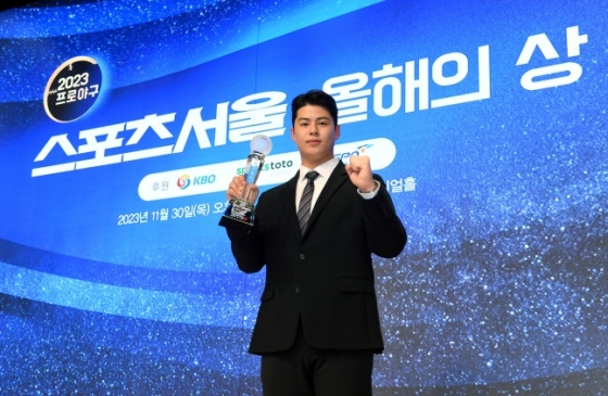 한화 노시환이 30일 &#039;2023 프로야구 스포츠서울 올해의 상&#039; 시상식에서 올해의 선수상을 수상하고 인터뷰하고 있다. /사진제공=스포츠서울