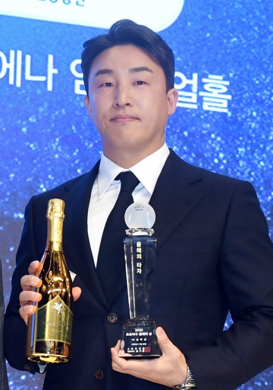 NC 손아섭이 30일 &#039;2023 프로야구 스포츠서울 올해의 상&#039; 시상식에서 올해의 타자상을 수상하고 인터뷰하고 있다. /사진제공=스포츠서울