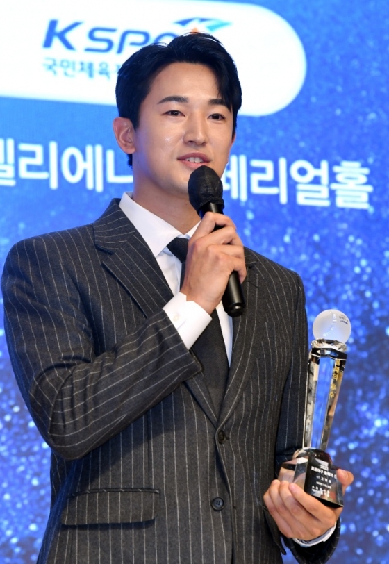 KT 고영표가 30일 &#039;2023 프로야구 스포츠서울 올해의 상&#039; 시상식에서 올해의 투수상을 수상하고 인터뷰하고 있다. /사진제공=스포츠서울