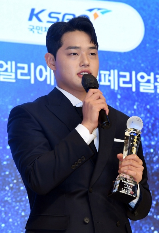한화 문동주가 30일 &#039;2023 프로야구 스포츠서울 올해의 상&#039; 시상식에서 올해의 신인상을 수상하고 인터뷰하고 있다. /사진제공=스포츠서울