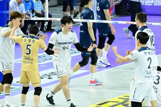 우리카드 김지한(가운데)이 30일 대한항공전 득점 후 동료들과 함께 기뻐하고 있다. /사진=KOVO