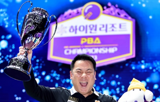  우승 트로피를 들고 포효하는 조재호. /사진=PBA 투어