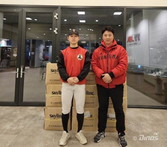 마산용마고 정지성 학생, 진민수 감독(왼쪽부터)이 NC 다이노스로부터 &#039;드림볼&#039;을 기증받았다. /사진=NC 다이노스 제공 