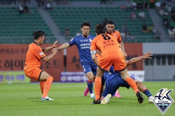 수원삼성(파란색 유니폼)-강원FC 경기. /사진=한국프로축구연맹 제공