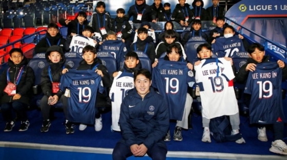 이강인(가운데). /사진=PSG 구단 공식 홈페이지 갈무리
