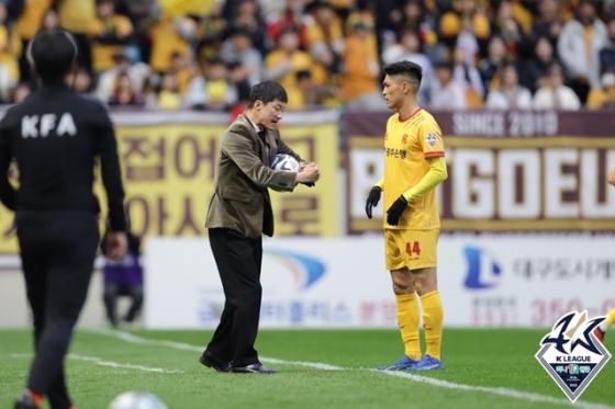 이정효 감독(왼쪽)과 이순민. /사진=한국프로축구연맹 제공