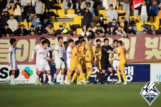 광주FC-포항스틸러스(흰색 유니폼) 경기 도중 양 팀 선수들의 신경전이 벌어졌다. /사진=한국프로축구연맹 제공