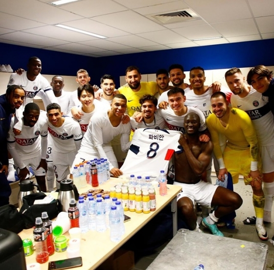 파비앙 루이스의 빠른 쾌유를 위해 사진을 찍은 PSG 선수단. /사진=PSG SNS