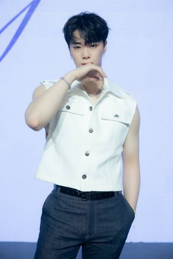 그룹 아스트로(ASTRO) 문빈이 16일 오후 온라인으로 진행된 3집 앨범 발매 기념 쇼케이스에서 포즈를 취하고 있다. 2022.05.16 &lt;사진=판타지오&gt; /사진=임성균 기자 tjdrbs23@