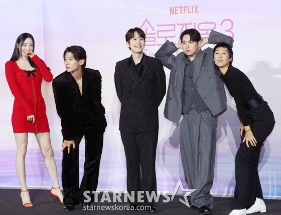 배우 이다희, 방송인 덱스, 가수 규현, 한해, 방송인 홍진경이 4일 오전 서울 용산구 아이파크몰 CGV에서 진행된 넷플릭스 예능 &#039;솔로지옥3&#039; 제작발표회에 참석해 포즈를 취하고 있다.  &#039;솔로지옥3&#039;는 커플이 돼야 나갈 수 있는 외딴 섬 &#039;지옥도&#039;에서 펼쳐지는 솔로들의 솔직한 연애기를 그린다. 오는 12일 공개. 2023.12.04 /사진=김창현 기자