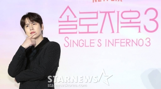 가수 규현이 4일 오전 서울 용산구 아이파크몰 CGV에서 진행된 넷플릭스 예능 &#039;솔로지옥3&#039; 제작발표회에 참석해 포즈를 취하고 있다.  &#039;솔로지옥3&#039;는 커플이 돼야 나갈 수 있는 외딴 섬 &#039;지옥도&#039;에서 펼쳐지는 솔로들의 솔직한 연애기를 그린다. 오는 12일 공개. 2023.12.04 /사진=김창현