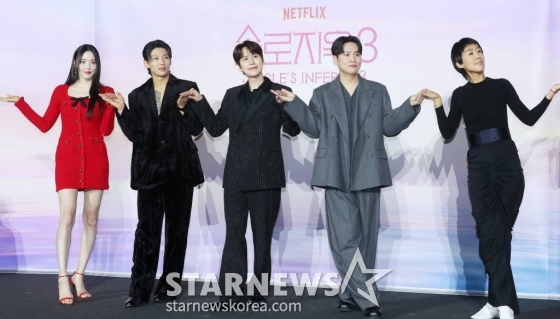 배우 이다희, 방송인 덱스, 가수 규현, 한해, 방송인 홍진경이 4일 오전 서울 용산구 아이파크몰 CGV에서 진행된 넷플릭스 예능 &#039;솔로지옥3&#039; 제작발표회에 참석해 포즈를 취하고 있다.  &#039;솔로지옥3&#039;는 커플이 돼야 나갈 수 있는 외딴 섬 &#039;지옥도&#039;에서 펼쳐지는 솔로들의 솔직한 연애기를 그린다. 오는 12일 공개. 2023.12.04 /사진=김창현
