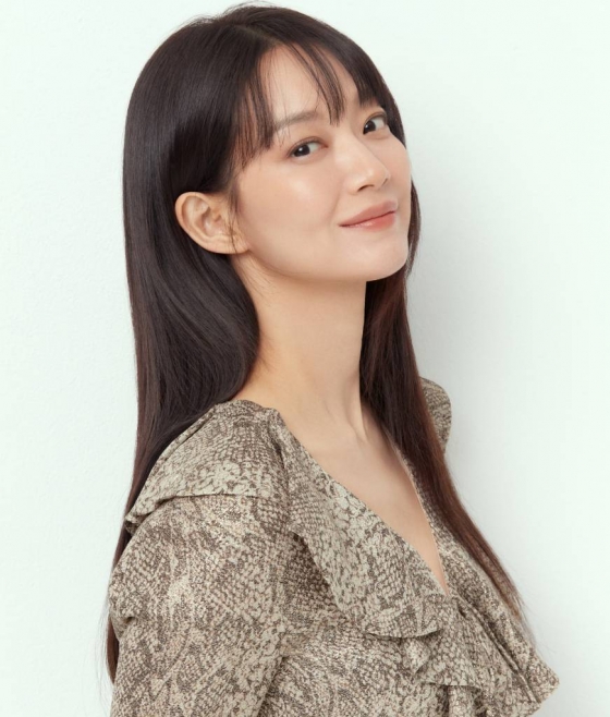 배우 신민아가 4일 오전 서울 종로구 삼청동의 한 카페에서 진행된 영화 &#039;3일의 휴가&#039; 개봉 인터뷰를 취해 포즈를 취하고 있다.  &#039;3일의 휴가&#039;는 하늘에서 휴가 온 엄마 &#039;복자&#039;(김해숙 분)와 엄마의 레시피로 백반집을 운영하는 딸 &#039;진주&#039;(신민아 분)의 힐링 판타지 영화. 오는 6일 개봉. / 사진제공 = 에이엠엔터테인먼트 /사진=김창현