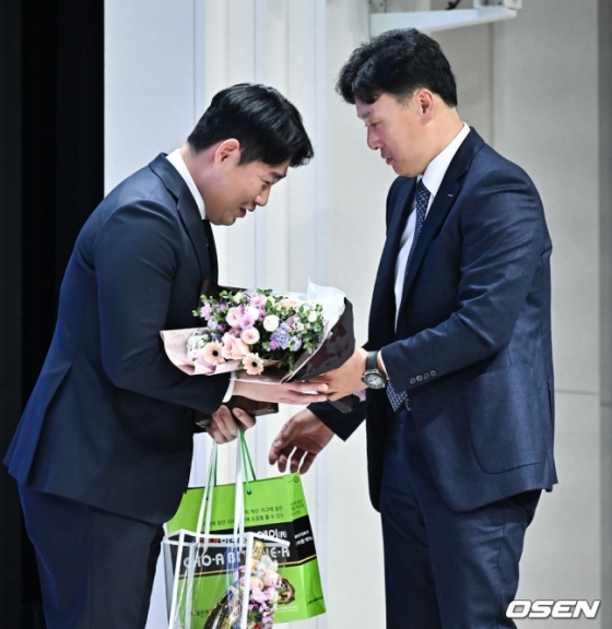 수비상을 수상한 양의지가 4일 시상식 현장에서 이승엽 감독에게 축하 꽃다발을 받고 있다.