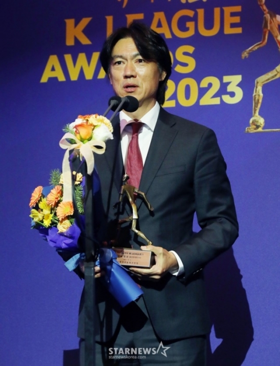 울산 현대 홍명보 감독이 4일 오후 서울 송파구 잠실 롯데호텔 월드에서 진행된 '2023 하나원큐 K리그 대상 시상식'에서 K리그1 감독상을 수상하고 있다. /사진=김창현 기자