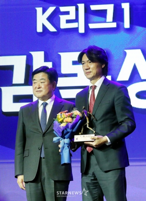 울산 현대 홍명보 감독이 4일 오후 서울 송파구 잠실 롯데호텔 월드에서 진행된 '2023 하나원큐 K리그 대상 시상식'에서 K리그1 감독상을 수상하고 있다. /사진=김창현 기자