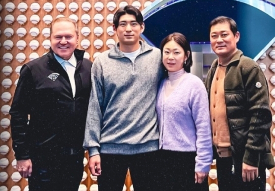 이정후(왼쪽에서 두 번째)와 스캇 보라스 대표(왼쪽), 모친 정연희씨, 부친 이종범(오른쪽) 전 LG 트윈스 코치와 함께 포즈를 취하고 있다. /사진=보라스 코퍼레이션 SNS