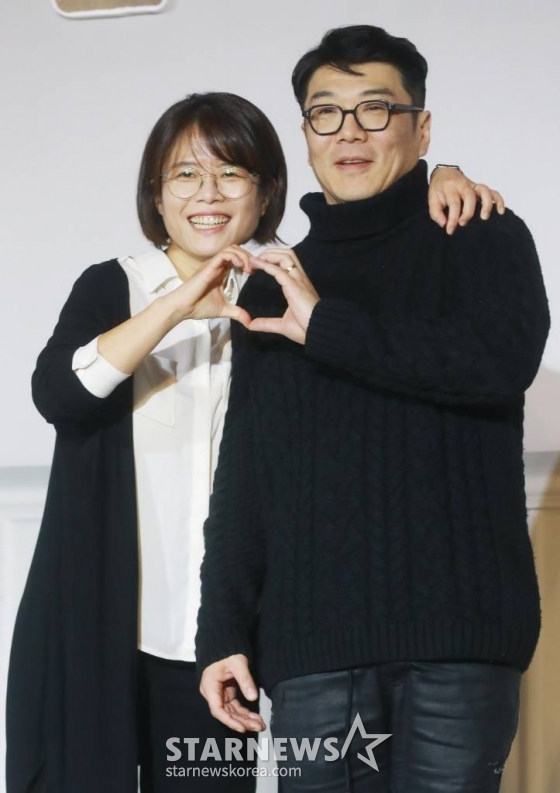 김희원, 최정규 감독이 6일 오후 앰베서더 서울 풀만 호텔에서 진행된 디즈니+ '사운드트랙 #2' 제작발표회에 참석해 포즈를 취하고 있다.  피아노 과외 선생님 현서가 뜨겁게 사랑하고 차갑게 헤어졌던 전연인과 바랜 꿈을 다시 잡아준 연하남과 함께 뮤직 프로젝트를 위해 한 집에 머물게 되면서 벌어지는 로맨스 드라마 '사운드트랙 #2'는 6일 공개된다. /2023.12.06 /사진=이동훈