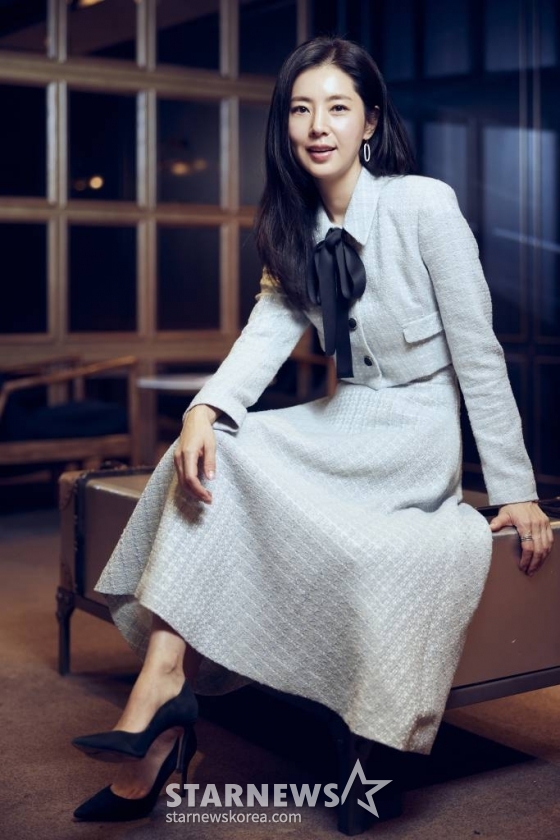 영화 &#039;교토에서 온 편지&#039;(감독 김민주)의 배우 한채아가 6일 진행된 인터뷰를 위해 포즈를 취하고 있다. /사진제공=판씨네마 2023.12.06 /사진=이동훈