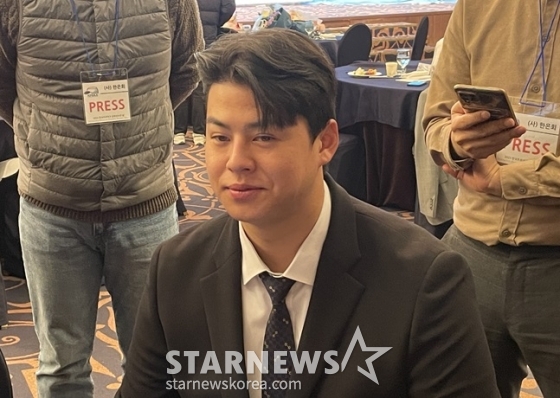 한화 노시환이 7일 오후 12시 서울 강남구 청담동 호텔 리베라 청담 베르사이유홀에서 열린 &#039;2023 한국프로야구 은퇴선수의 날&#039;에서 취재진과 인터뷰를 하고 있다. /사진=양정웅 기자 