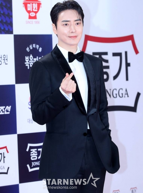 배우 이준혁이 24일 오후 서울 영등포구 여의도동 KBS 신관홀에서 진행된 &#039;제44회 청룡영화상&#039; 레드카펫 행사에 참석해 포즈를 취하고 있다. 2023.11.24 /사진=김창현