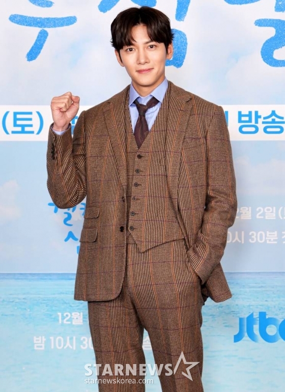 배우 지창욱이 1일 오후 온라인으로 진행된 JTBC 토일드라마 &#039;웰컴투 삼달리&#039; 제작발표회에 참석해 포즈를 취하고 있다.  &#039;웰컴투 삼달리&#039;는 한라산 자락 어느 개천에서 난 용, &#039;삼달&#039;이 모든 걸 잃고 추락한 뒤, 개천을 소중히 지켜온 &#039;용필&#039;과 고향의 품으로 다시 돌아와 숨을 고르며 사랑도 찾는 청정 짝꿍 로맨스다. 오는 2일 첫 방송. / 사진제공 = JTBC /사진=김창현