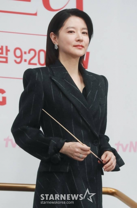 배우 이영애가 6일 오전 서울 구로구 라마다 신도림 호텔에서 진행된 tvN 토일드라마 &#039;마에스트라&#039; 제작발표회에 참석해 포즈를 취하고 있다.  전 세계 단 5%뿐인 여성 지휘자 마에스트라, 천재 혹은 전설이라 불리는 차세음이 자신의 비밀을 감춘 채 오케스트라를 둘러싼 사건의 진실을 찾아가는 미스터리 드라마 &#039;마에스트라&#039;는 오는 9일 첫 방송된다. /2023.12.06 /사진=이동훈