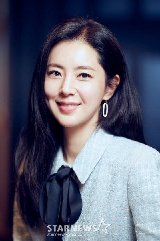 영화 &#039;교토에서 온 편지&#039;(감독 김민주)의 배우 한채아가 6일 진행된 인터뷰를 위해 포즈를 취하고 있다. /사진제공=판씨네마 2023.12.06 /사진=이동훈