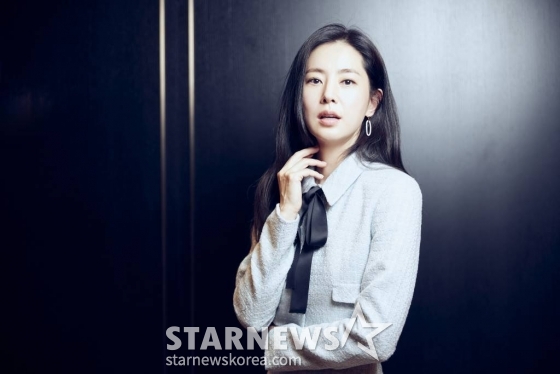 영화 &#039;교토에서 온 편지&#039;(감독 김민주)의 배우 한채아가 6일 진행된 인터뷰를 위해 포즈를 취하고 있다. /사진제공=판씨네마 2023.12.06 /사진=이동훈